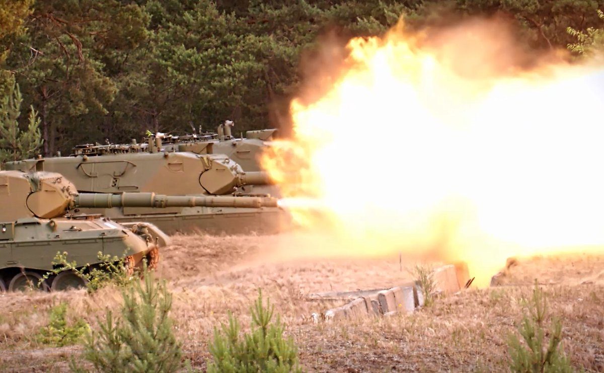 STC_EUMAM_UA's tweet image. Under #EUMAM_UA leadership, ๐บ๐ฆ crews train on the #Leopard1A5. With a 105 mm gun, hitting speeds of up to 65 km/h and itยดs superior maneuverability, this classic #MBT delivers punch and precision. Every round fired prepares Ukrainian tankers for their mission.