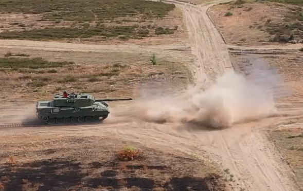 STC_EUMAM_UA's tweet image. Under #EUMAM_UA leadership, ๐บ๐ฆ crews train on the #Leopard1A5. With a 105 mm gun, hitting speeds of up to 65 km/h and itยดs superior maneuverability, this classic #MBT delivers punch and precision. Every round fired prepares Ukrainian tankers for their mission.
