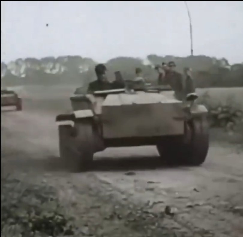 Tokkotai___'s tweet photo. Como digo en el primer post, en la columna de la Wehrmacht marchan varios vehículos de demolición remota #Borgward IV (1ª 📸), que no se exactamente que papel tuvieron en los combates de Normandia.
En la 2ª 📸 aparece junto al más pequeño y conocido #Goliath https://t.co/NaOGVpemLG