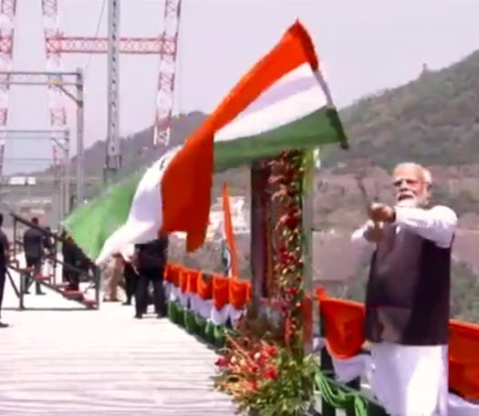 KashmirAhead's tweet photo. #WATCH | PM Narendra Modi waves the Tiranga as he inaugurates #ChenabBridge , the world’s highest railway arch bridge.

#NayaKashmir #BadaltaKashmir 
#KashmirOnTrack https://t.co/0P69wmFT91