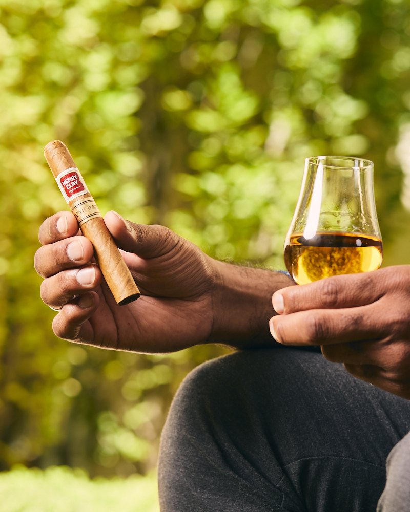 🌪️ Entdecke die Intensität des Henry Clay War Hawk Robusto! 🌪️
Der cremige Rauch entfaltet ein komplexes Geschmackserlebnis von gerösteten Walnüssen, Zimt und süßlicher Kokosnuss 👉 t1p.de/8d6vf #HenryClay #WarHawk #CigarLife #Zigarre #PaulBugge