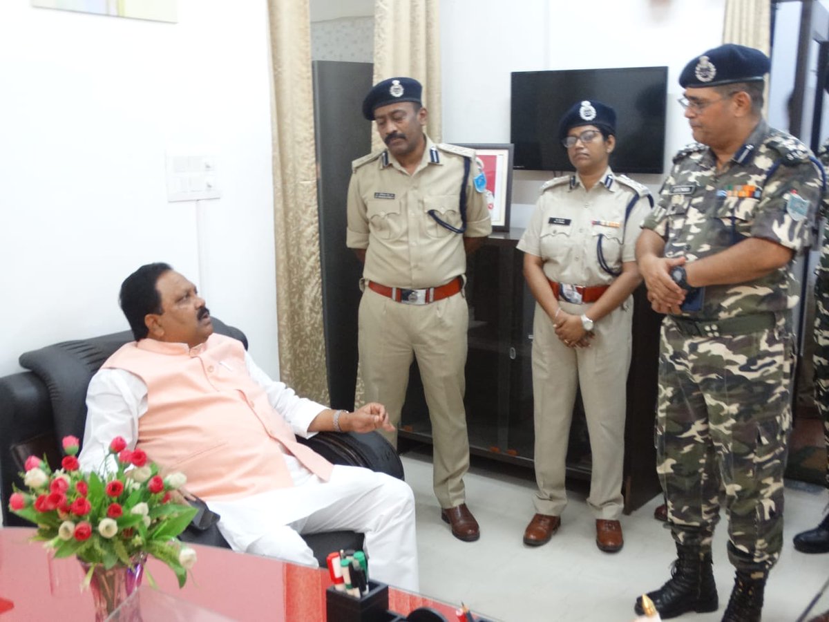 ChbSsb's tweet photo. Sh.Pradeep Singh Member of Parliament (MP) Araria visited CH,SSB ,Bathnaha . He appreciate all officers/officials for giving medical cover to SSB Force personal and people living in border area’s https://t.co/2inwdpIigB