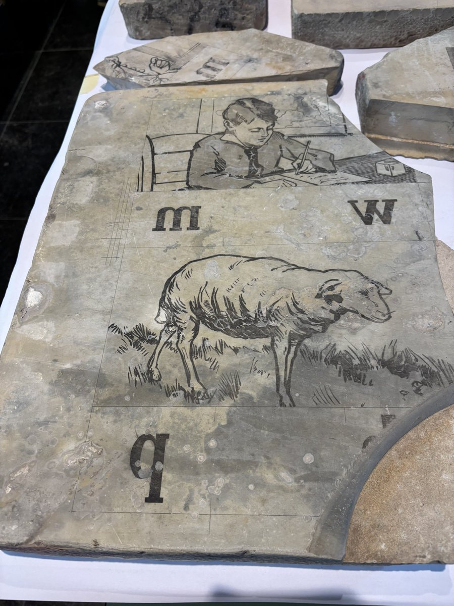 Wat zijn dit nou weer? 
Deze opgegraven drukstenen zijn allemaal te zien op de Nationale Archeologiedag, 14 juni in de Bakenesserkerk Haarlem.
En erbij nog veel meer archeologie te beleven, dus kom gezellig langs! (Tussen 12-17 uur)