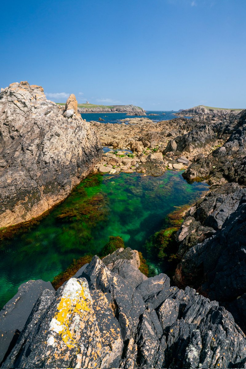 Piscine naturelle à marée basse sur la côte nord de Ouessant face à l'île Keller.