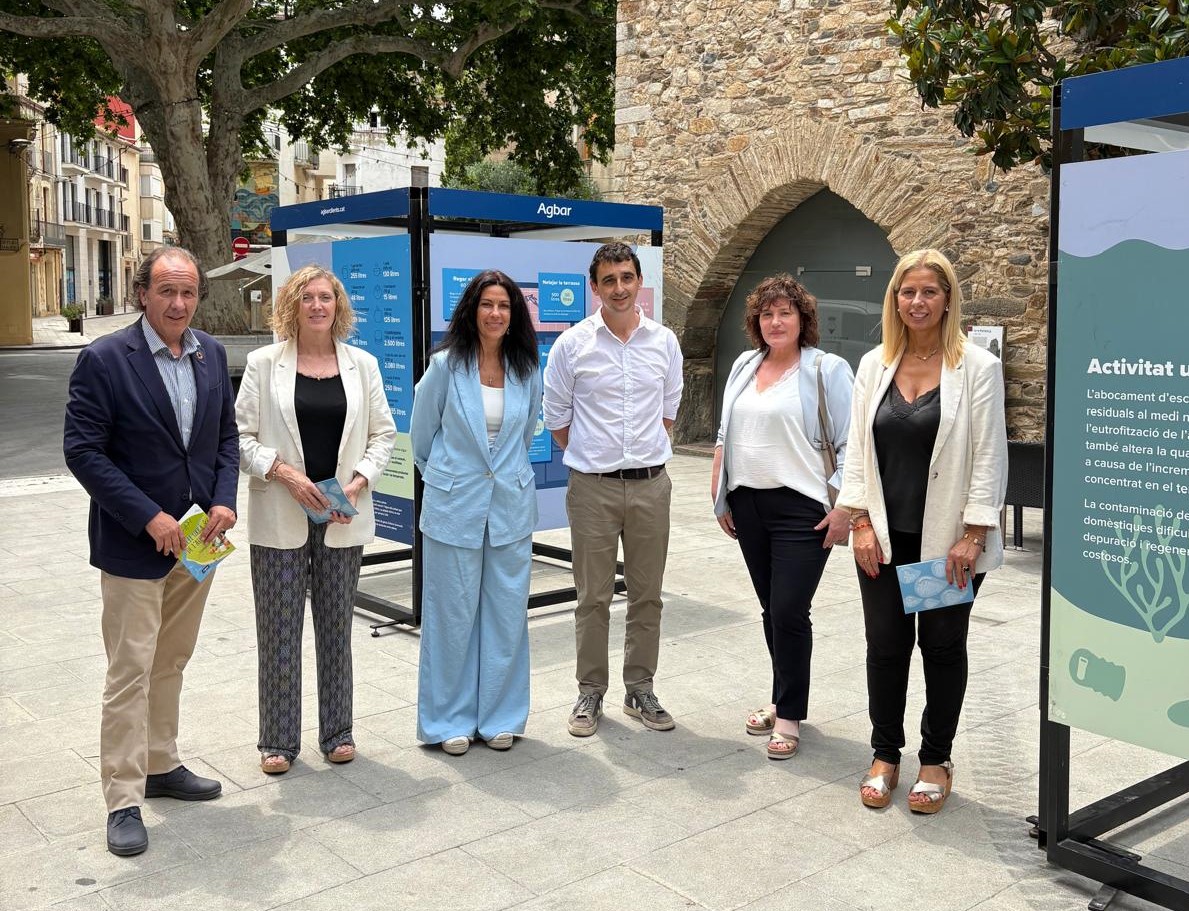 Veolia_Cat's tweet photo. 💧 Inaugurada a #Llançà l'exposició "Operació Aigua" amb l'alcaldessa del municipi, Núria Escarpanter, i el director d'Agbar Costa Brava, Albert Ruart, amb l'assistència d'altres membres del consistori i d'Agbar.

Fins al 16 de juny, es pot visitar de forma gratuïta a la Plaça Major de la Vila.

✍️ Una oportunitat per conèixer, de forma didàctica, la situació actual i futura de la disponibilitat d’aigua, sobre els usos i abusos que en fem com a societat i sobre l’impacte que aquestes accions tenen en el medi natural.
