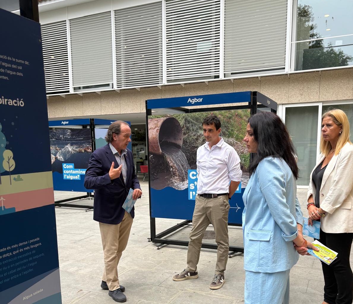 💧 Inaugurada a #Llançà l'exposició "Operació Aigua" amb l'alcaldessa del municipi, Núria Escarpanter, i el director d'Agbar Costa Brava, Albert Ruart, amb l'assistència d'altres membres del consistori i d'Agbar.

Fins al 16 de juny, es pot visitar de forma gratuïta a la Plaça