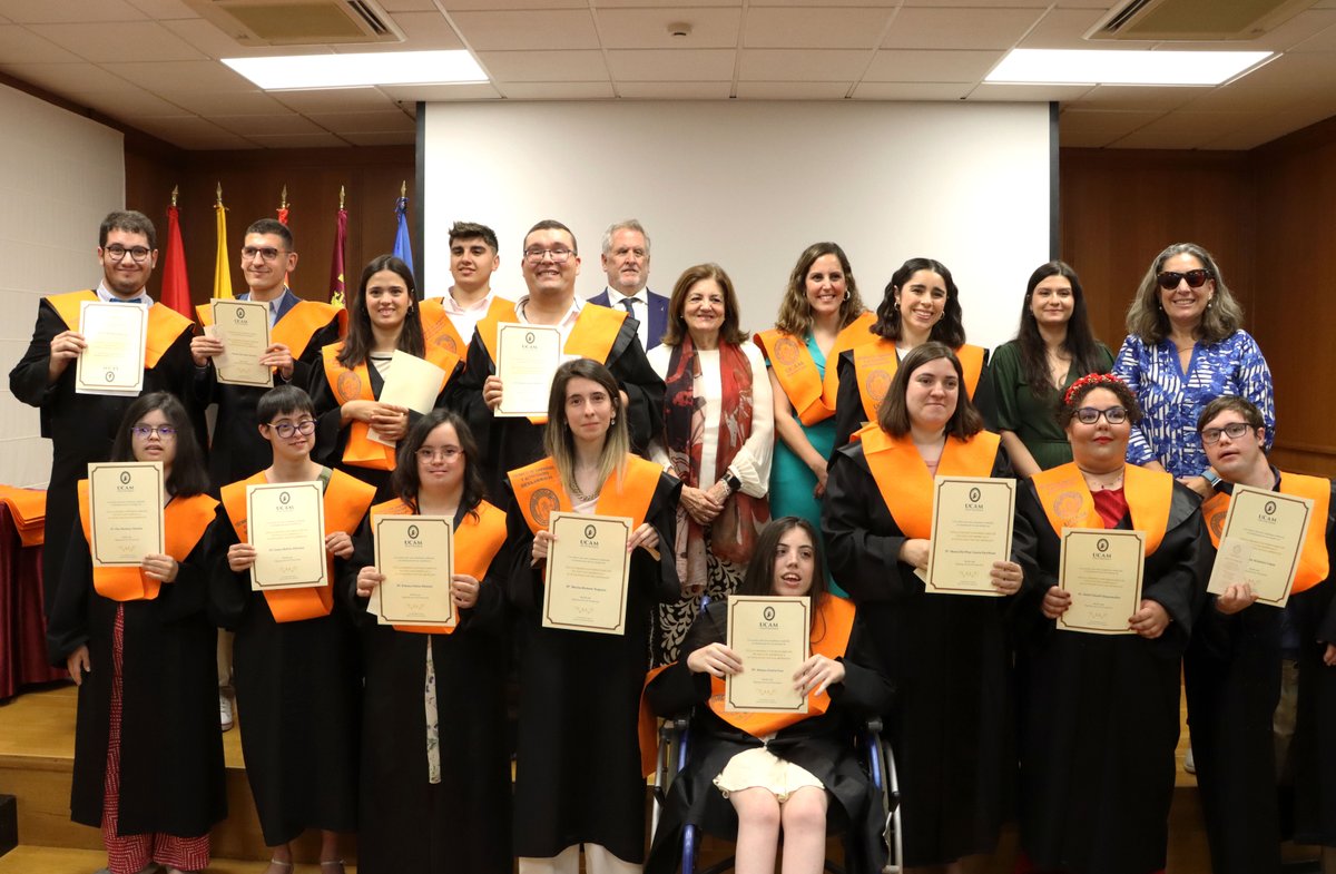 UCAM's tweet photo. 📢 La XI promoción de Técnico de Empresas y Actividades Sociolaborales de #UCAMPACITAS culmina su formación.
🤝 Gracias al apoyo de Fundación ONCE y el FSE, jóvenes con diversidad funcional están listos para incorporarse al mundo laboral.

ℹ️ https://t.co/qwCCu8ASFY https://t.co/qNonYXLw21