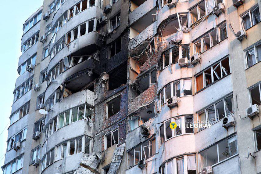 den_kazansky's tweet photo. After Ukraine accurately and effectively struck Russian military airfields, Putin, as usual, attacked sleeping people, damaged residential buildings and killed civilians.

Russia fights only like this. Its weapon is terror. It cannot defeat the Ukrainian army, so it attacks sleeping women and children