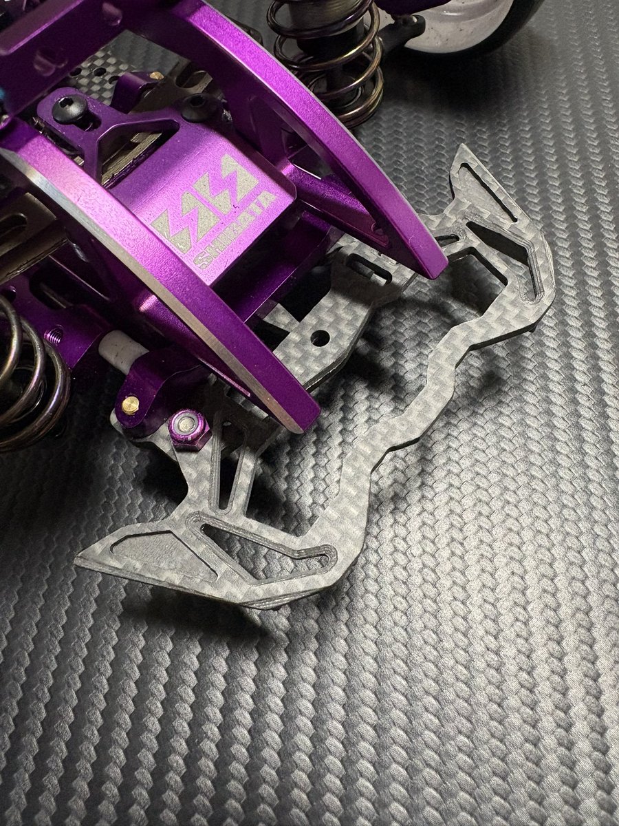 hagakenTM4's tweet photo. HIKOtechから新商品のご案内です💁‍♂️
今回は軽量かつ機能も兼ね備えたカーボングラファイト製のバンパー&amp;ディフューザーになります🔥
デザインはエッジを効かせた形状で大幅な肉抜きとフライス加工による軽量化で面取り加工まで施されています⚡️
今後もHIKOtechの新商品から目が離せません🤩

#hikotech https://t.co/IcHgEl5wb5