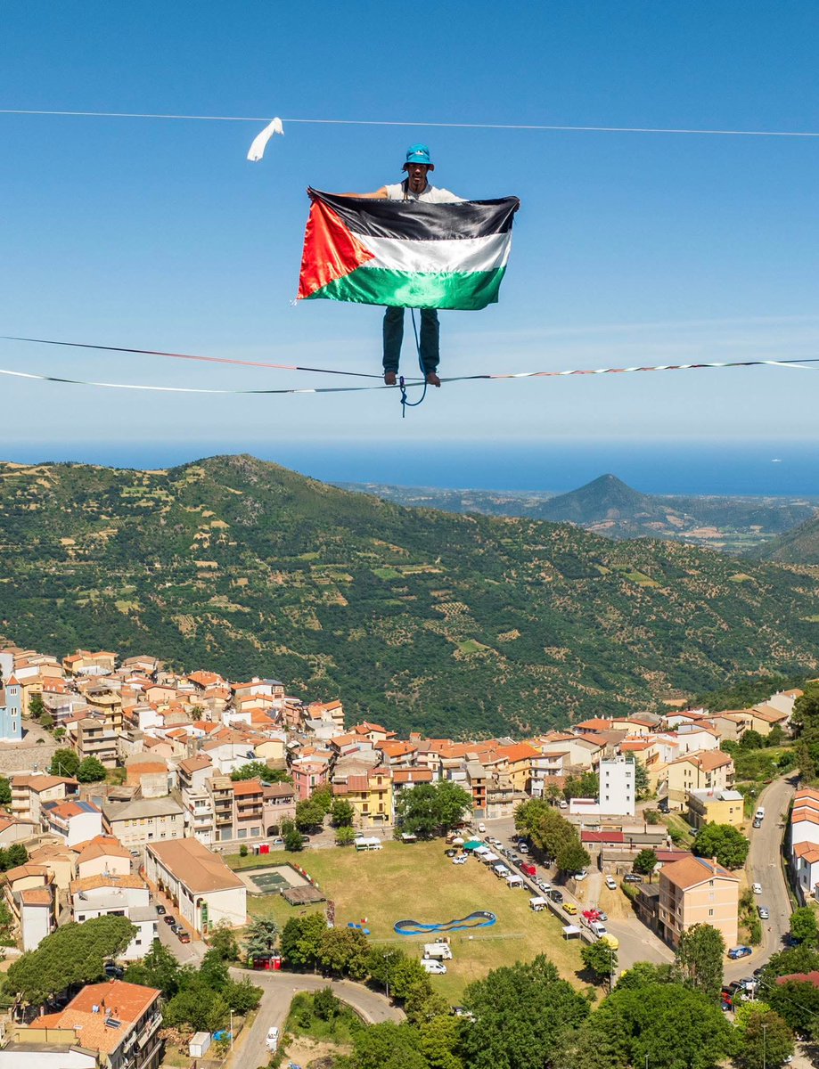 Non abbiamo  che questa virtù, cominciare ogni giorno la vita, attendendo un risveglio.
Cesare Pavese

Succede all'Ulassai Festival
Lui è Giuseppe Di Bella 
Sospeso sulla highiline a 500 metri, tra i colori dell' Ogliastra, con i colori della Palestina
📷Daniele Lai
Buongiorno 💕