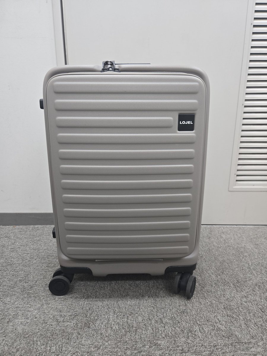 私おすすめのスーツケースです。
これはSサイズ。
愛用して三年目ですが、こちらはフロントオープンで詰め込みやすい🧳
カラーも展開も豊富でしかもかわいい色ばかり🥰
一つでけ残念なのはストッパーが付いてないこと😭
新しいモデルには付いてるのかな…?
#LOJEL 
#suitcase
#フロントオープン