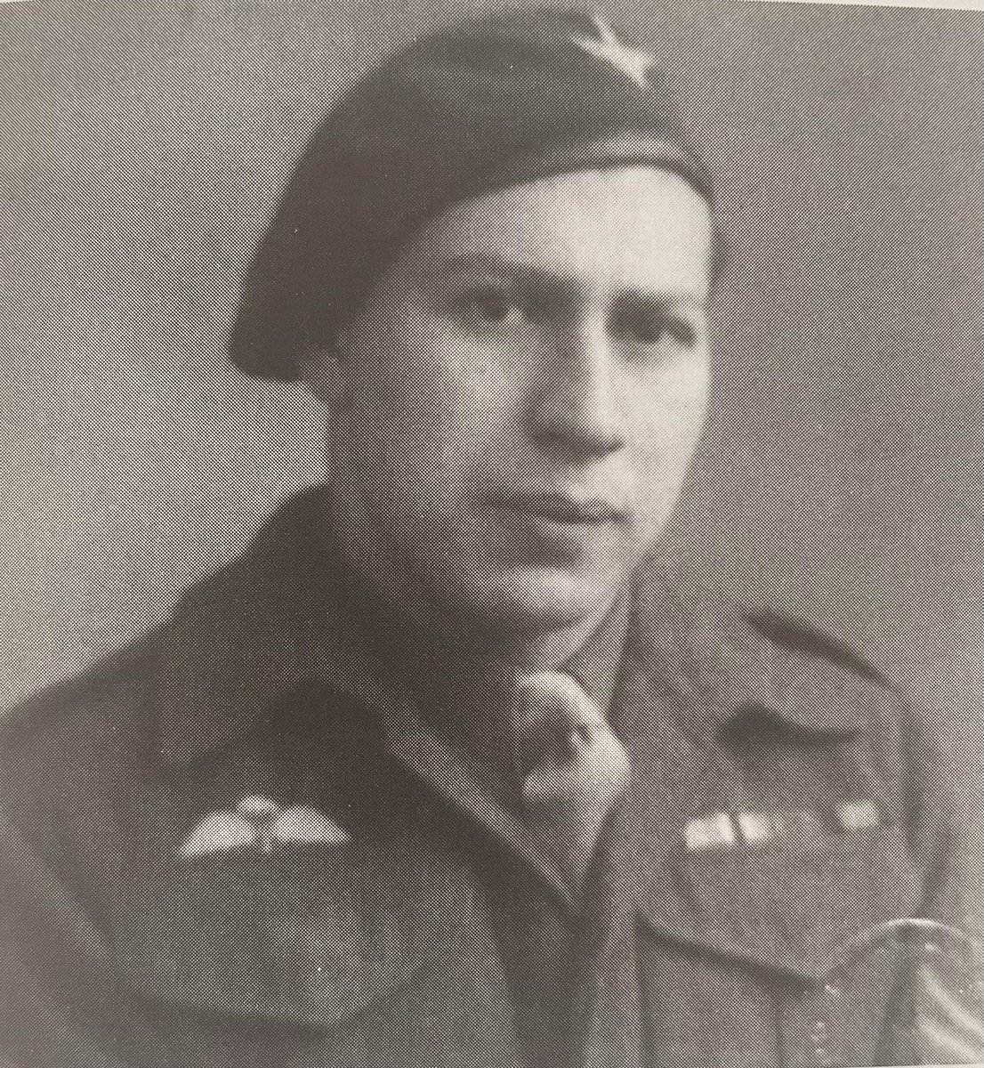 He parachuted into Normandy on D-Day.

Later, he taught SS prisoners the truth about the Holocaust.

This is the story of a Jewish refugee turned British paratrooper, who helped re-educate Nazi POWs in the heart of Cumbria—through the process of denazification:
(🧵)
