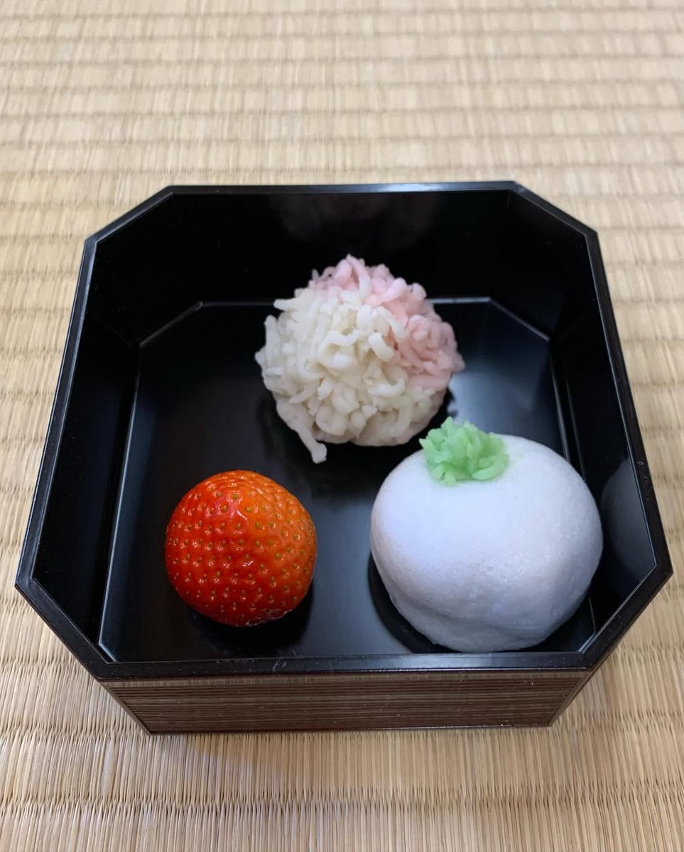 茶遊庵』中級クラス始まる

開庵四年目を迎えた『茶遊庵』は
初心者の生徒がほとんどでした。
入会された数人の経験者の方向けに
2025年1月より
かねてから温めていた
中級クラスを創設しました。
分けて開講した理由は
仮茶室なので茶道具の搬入が厳しいことと、
初級と分けた方がしっかり集中して