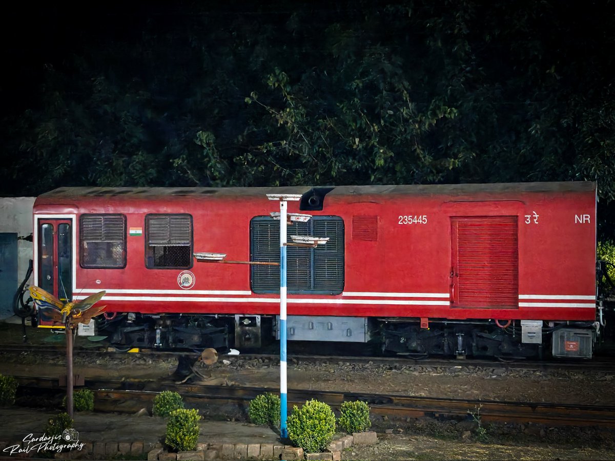 SardarParamveer's tweet photo. Glacier Express Coaches. 
For Kalka - Shimla Rail. 
Location - Kalka Rly Stn. https://t.co/02MjYyudFd