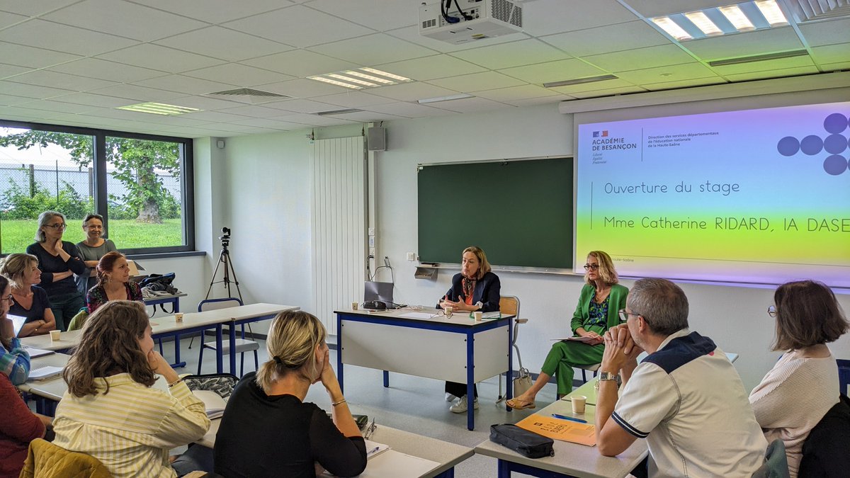 Ouverture du stage des directeurs nouvellement nommés à la rentrée par @catherineridard, IA-DASEN, et I. Arzel, A-DASEN, à l’INSPE Vesoul. Un parcours de formation de plusieurs semaines : pilotage pédagogique, fonctionnement de l’école, relations parents/partenaires <a href="/acbesancon/">Académie de Besançon</a>