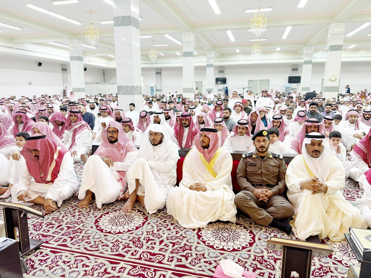 تقدم سعادة رئيس مركز #بحر_ابو_سكينه الأستاذ سلطان بن عبدالرحمن الحذيفي جموع المصلين لأداء صلاة #عيد_الأضحى بالجامع الكبير يرافقه عدد من رؤساء ومديري الادارات الحكومية والأهلية وشيوخ القبائل والنواب بالمركز .