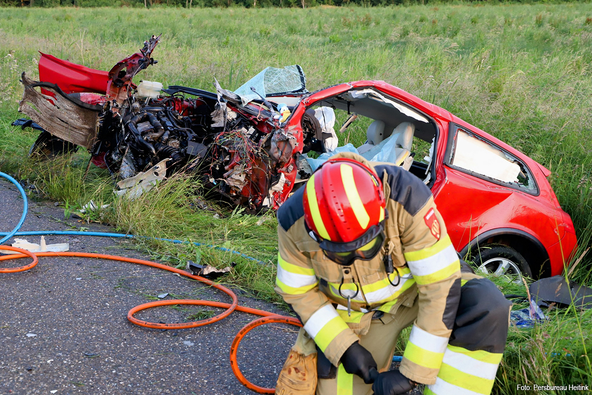 Zware aanrijding auto en vrachtwagen in Boven-Leeuwen