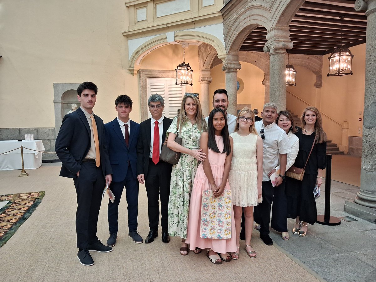 Enhorabuena a nuestra ganadora del 1er Premio de <a href="/PatrimNacional/">Patrimonio Nacional</a> de pintura, Marta M.F. y a nuestra finalista, María Paz M.C. Fantástica velada con S.A.R. la Infanta Elena y las familias en un entorno histórico inigualable. ¡Gracias por vuestra participación y entusiasmo niñas!