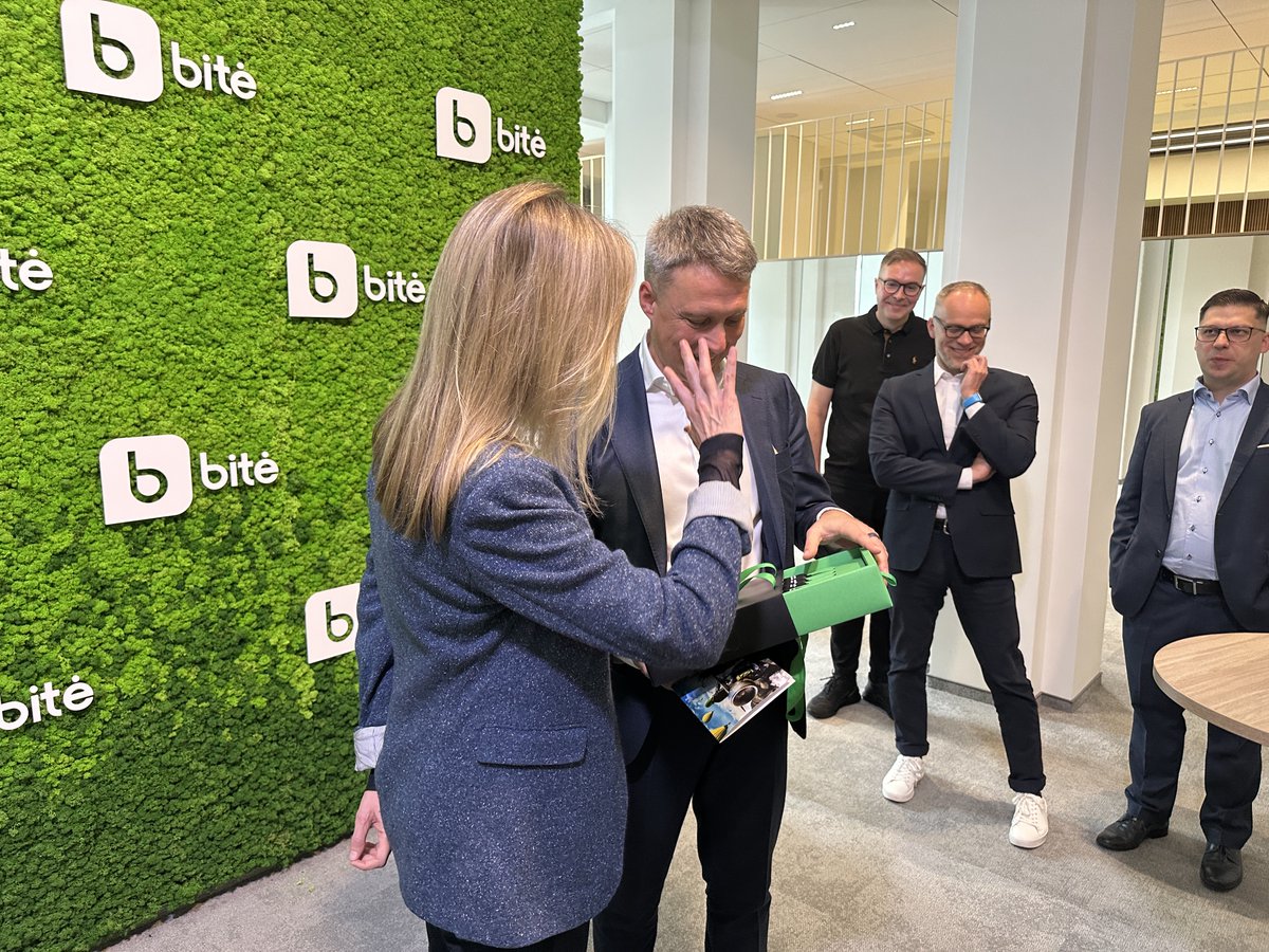 Ambassador McDonald visited the offices of UAB Bitė, one of the leading providers of mobile and internet services in the Baltic region.  Owned by the U.S. company Providence, UAB Bitė has operated in Lithuania for 30 years, creating 900 high-quality local jobs and building our