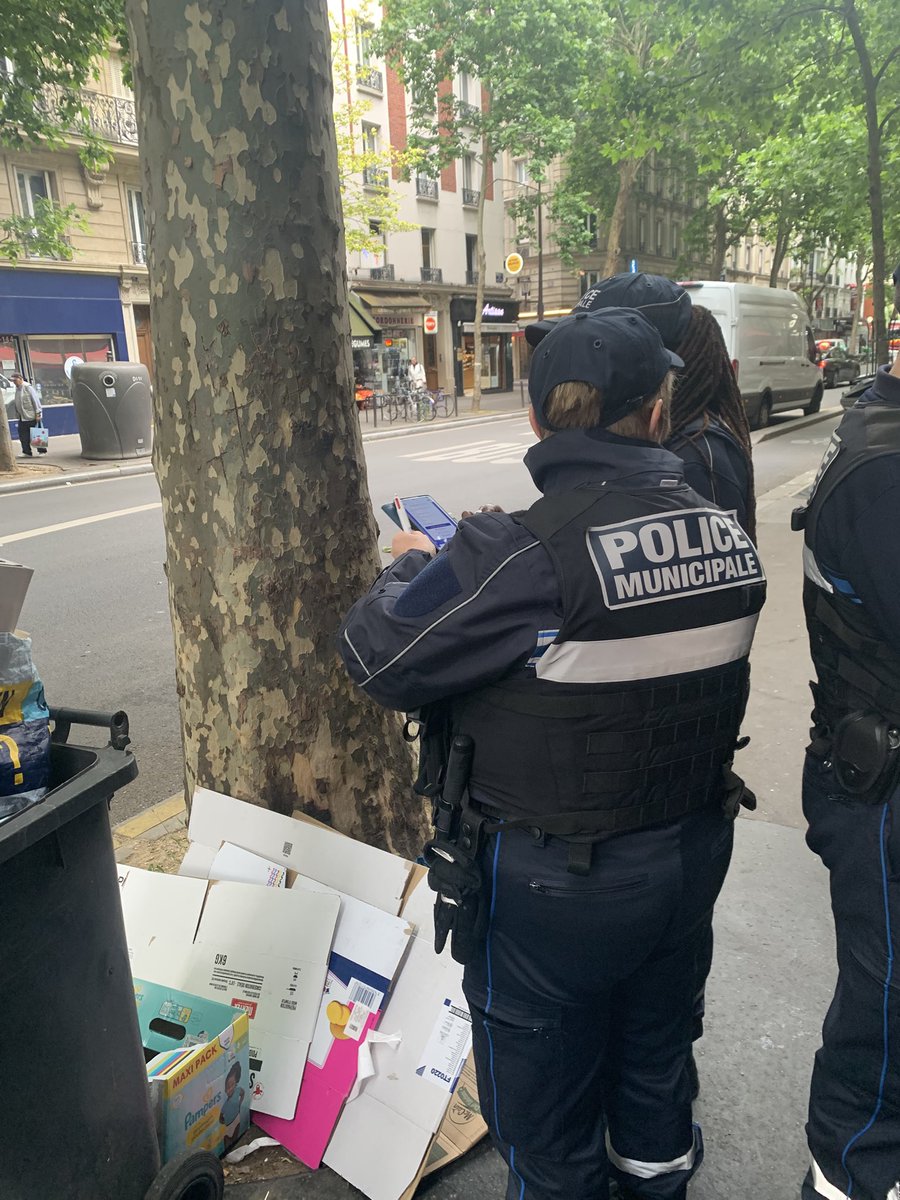 Hugues Charpentier (@h_charp) on Twitter photo 🤝👮 Tour de quartier avec la <a href="/PMdeParis/">Police Municipale de Paris</a> et le Collectif Citoyen de la Porte de St Ouen pour présenter les missions, les outils légaux à disposition mais aussi les contraintes auxquelles nous sommes souvent confrontées. 🤝👮 Tour de quartier avec la <a href="/PMdeParis/">Police Municipale de Paris</a> et le Collectif Citoyen de la Porte de St Ouen pour présenter les missions, les outils légaux à disposition mais aussi les contraintes auxquelles nous sommes souvent confrontées.