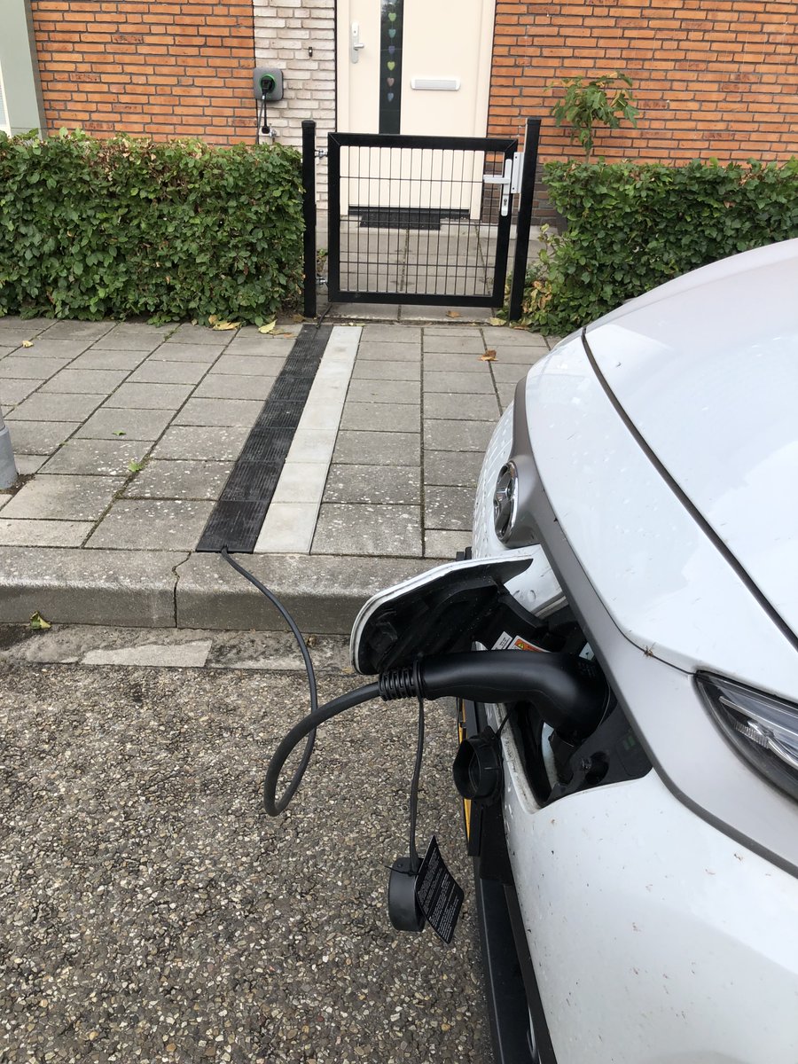 Laden via de officiële kabelgoot van de gemeente Zwolle 😊 Fijn dat dit nu mogelijk is.