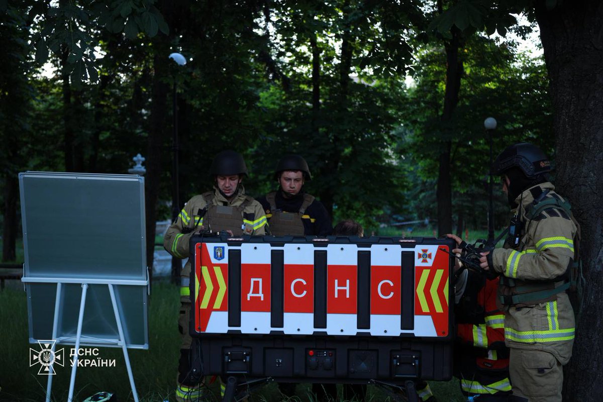 😢В Киеве во время ликвидации последствий вражеских ударов погибли три спасателя ГСЧС.💔💔💔 Они работали под обстрелами, чтобы помочь людям. Еще девять спасателей получили ранения. Есть тяжелые, врачи борются за их жизнь