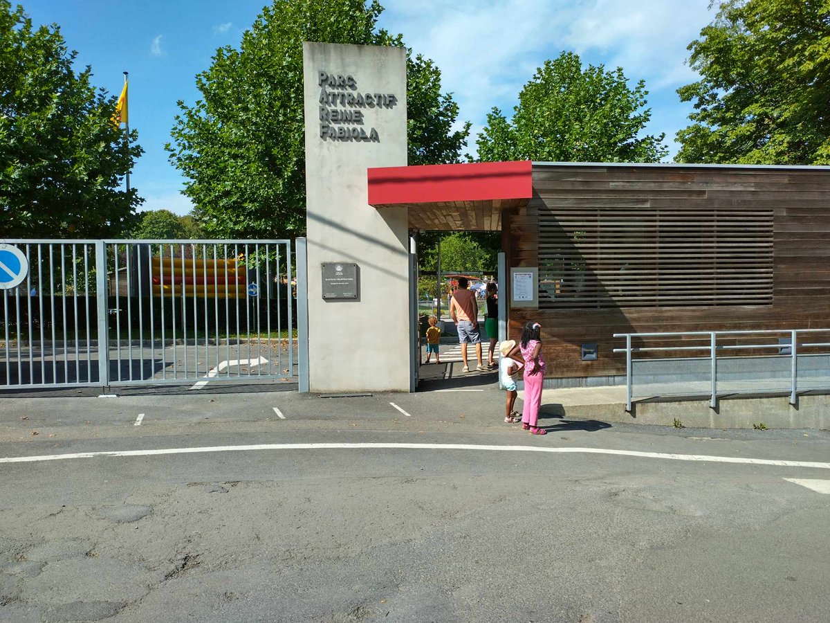 ParfNamur's tweet photo. En raison de l’organisation des événements XTerra et Namuraid ce week-end, l’accès au PARF se fera via l’Avenue Jean 1er (anciennement Route des Panoramas). Le petit parking devant le parc ainsi que celui devant la Maison des Mariages seront inaccessibles. @VilledeNamur https://t.co/sLTsi9p53V