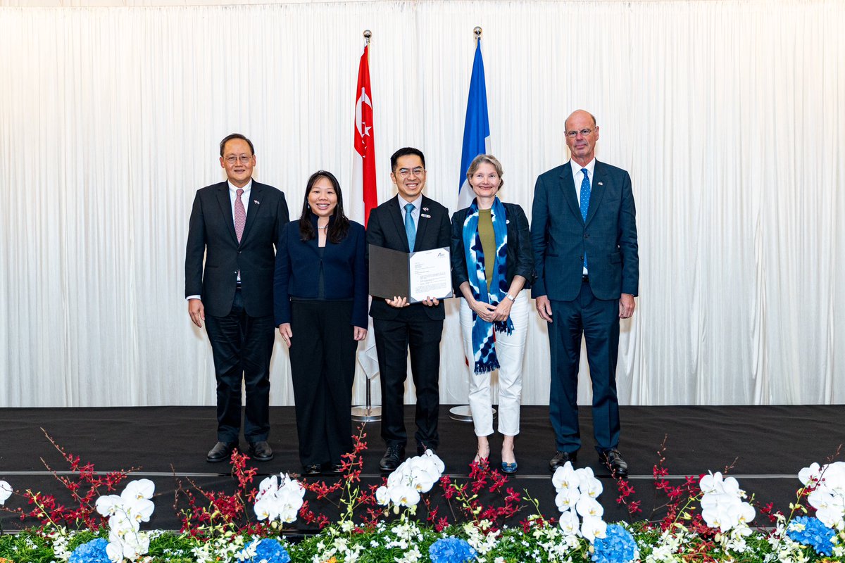 France in Singapore (@franceinsg) on Twitter photo 🔙 on the 🇫🇷🇸🇬 Frontier Technologies Forum 2025 a major milestone of the State Visit & the 🇫🇷🇸🇬#JYOS
Focused on Al & clean energy, the Forum was opened by Ministers <a href="/ClaraChappaz/">Clara Chappaz</a> & Josephine Teo,
Ministers Tan See Leng and <a href="/Eric_R_Lombard/">Eric Lombard</a> closed the event.
Two high-level 🔙 on the 🇫🇷🇸🇬 Frontier Technologies Forum 2025 a major milestone of the State Visit & the 🇫🇷🇸🇬#JYOS
Focused on Al & clean energy, the Forum was opened by Ministers <a href="/ClaraChappaz/">Clara Chappaz</a> & Josephine Teo,
Ministers Tan See Leng and <a href="/Eric_R_Lombard/">Eric Lombard</a> closed the event.
Two high-level