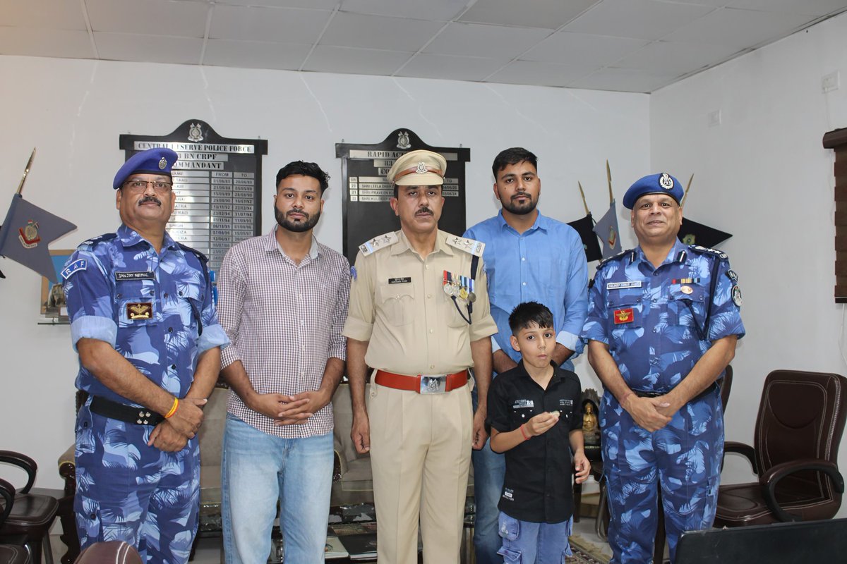 #83RAF मे #PippingCeremony का आयोजन किया गया जिसमे ASI/GD Surender Singh, उप निरक्षक पद पर पदोन्नत हुए है! कार्मिक के परिजन ऑनलाइन एवं ऑफलाइन माध्यम से समारोह के साक्षी बने! कमांडेंट महोदय ने उन्हें और उनके परिवार को बधाई दी!