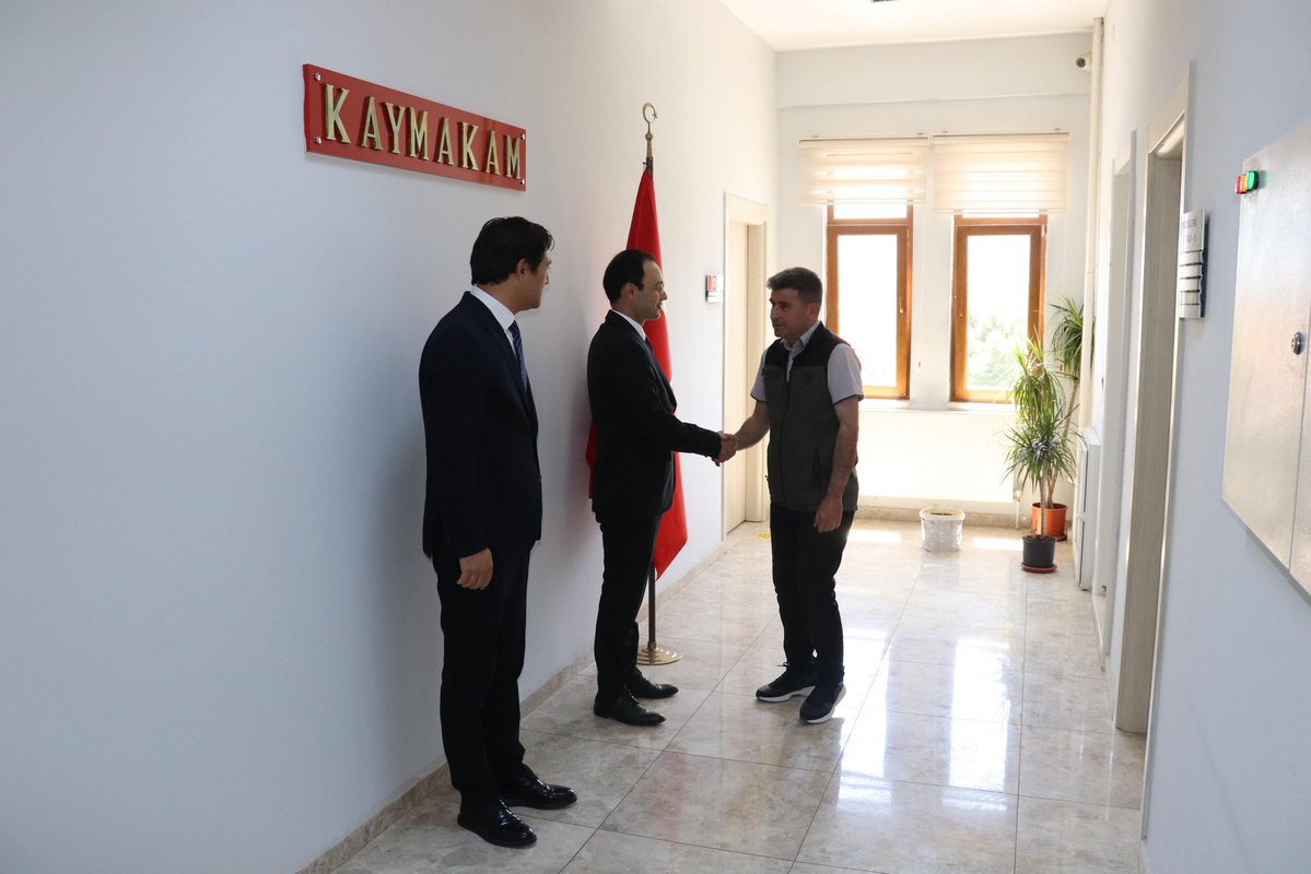 Kaymakamımız Sayın Tarık Safa KAHVECİ, Belediye Başkanı Sayın Murat DABAN ile birlikte Kurban Bayramı dolayısıyla Kaymakamlık Makamında ilçe protokolü ile bayramlaştı.