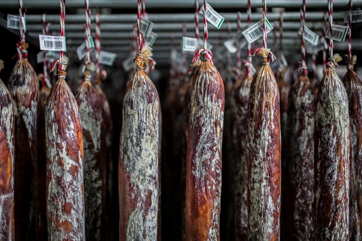 Cuando nuestros productos #ibéricos alcanzan el punto óptimo de maduración, no hay nada que lo iguale por su aroma y sabor 👌. Prepárate para deleitarte este fin de semana con cada loncha de nuestro excepcional #lomo de bellota ibérico 🤤🤤 acortar.link/gFu2hF