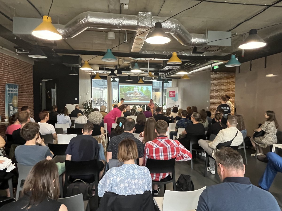 👋 Velké setkání freelancerů v Praze včera završilo naši jarní šňůru Na volné noze Na cestě!

Jak vidíte na fotkách, stovka účastníků si užila povídání i práci v krásných prostorách coworkingu WorkLounge Příkopy s venkovní terasou 😍

🚐 Speciálním hostem podnikatelské debaty s