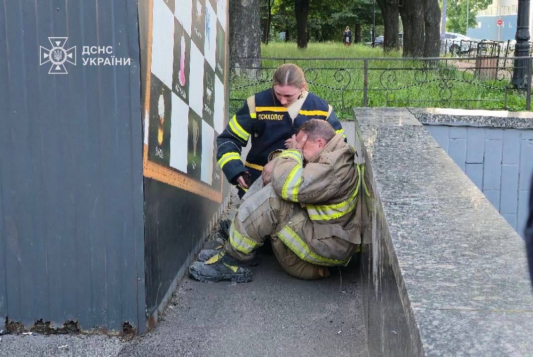 The night of June 6, yet another massive Russian attack across all of Ukraine.

According to preliminary data, the enemy launched over 400 drones and at least 40 cruise and ballistic missiles. The capital and multiple regions were targeted.

There are casualties and injuries.
In