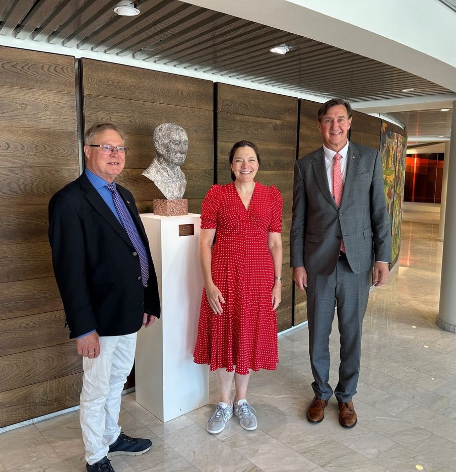 FCDOLauraDavies's tweet image. What a glorious day in Åland! The first of many, I hope!

 A huge Tack! to everyone for the welcome, and especially to Premier @KSjgren, Speaker @jorgenpettersso, and our lovely Honorary Consul Bosse!