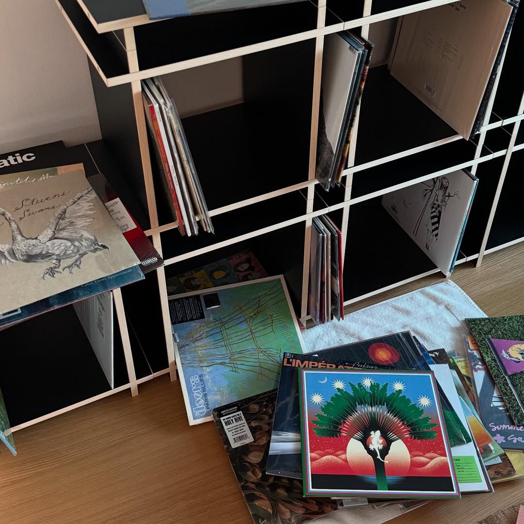 jongnow's tweet image. Late nights, soft paws, and a quiet kind of freedom. You don’t always need to speak to be understood — just raise your hand and let the silence answer back.