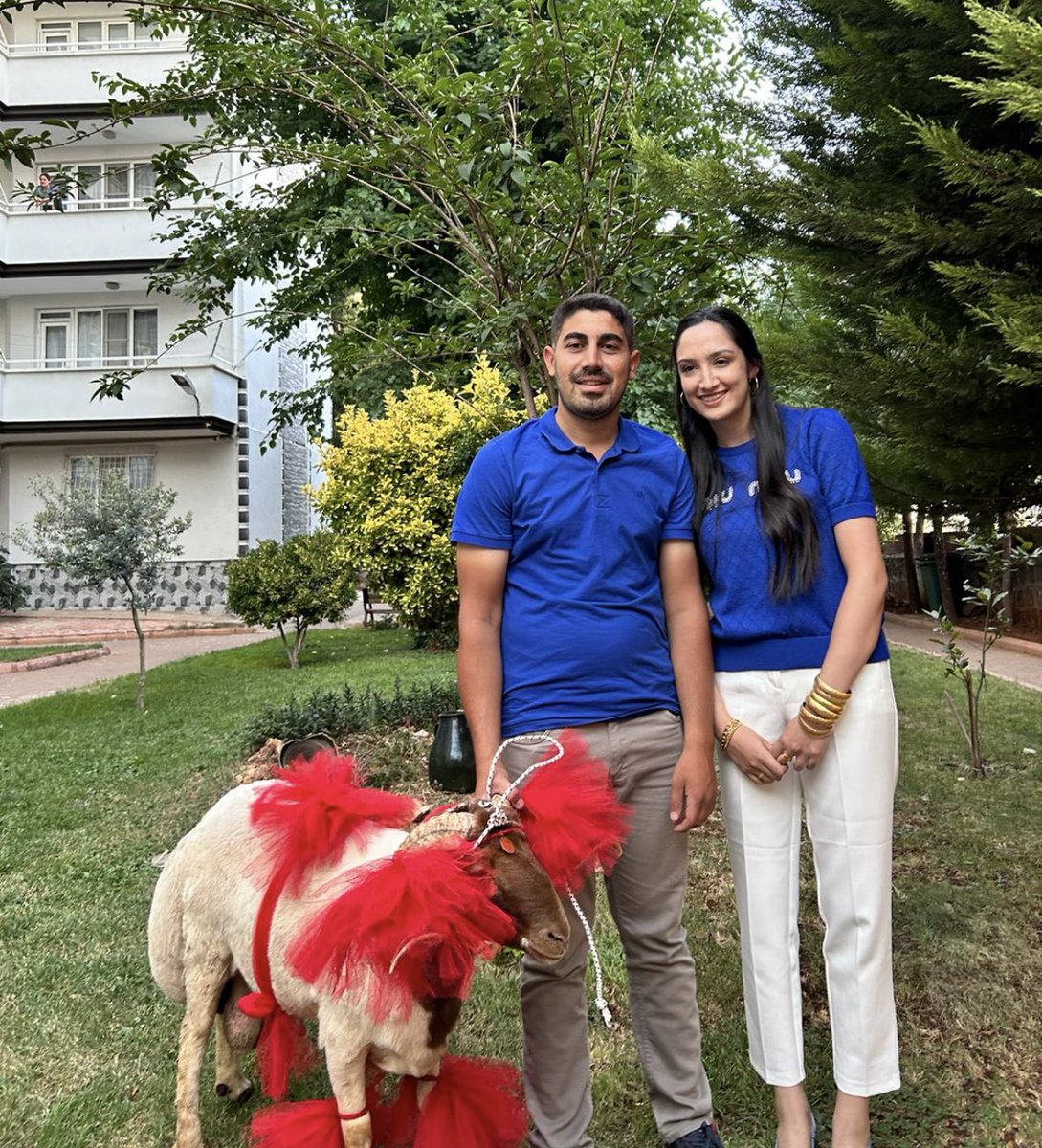 antepstagramm's tweet photo. 𝗚𝗮𝘇𝗶𝗮𝗻𝘁𝗲𝗽'𝘁𝗲 bir çift, unutulmaya yüz tutan adetlerden olan, "Kurban bayramında kınalı koç ile nişanlı kızın evine gidilmesi" adetini yerine getirdi. https://t.co/Ly3uf8CmT5