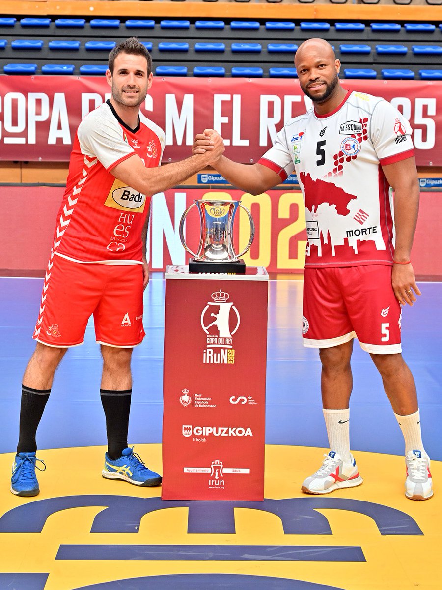 BmHuesca's tweet photo. 𝗔𝘆𝗲𝗿 𝗽𝘂𝗱𝗶𝗺𝗼𝘀 𝘃𝗲𝗿 𝗹𝗮 🏆 𝗽𝗼𝗿 𝗽𝗿𝗶𝗺𝗲𝗿𝗮 𝘃𝗲𝘇 😮‍💨

¡Esto empieza! 🤾🏽‍♂️ Hoy jugamos el primer partido de la #CopaRey2025 🆚 @ciudadlogronobm 

¡𝗩𝗮𝗺𝗼𝘀 𝗮 𝗽𝗼𝗿 𝘁𝗼𝗱𝗮𝘀! ⚔️🍍

📸 RFEBM / J. L. Recio

@RFEBalonmano 
 #DejandoHuella 👣 #BadaHuesca https://t.co/8Z8ANN4k8F