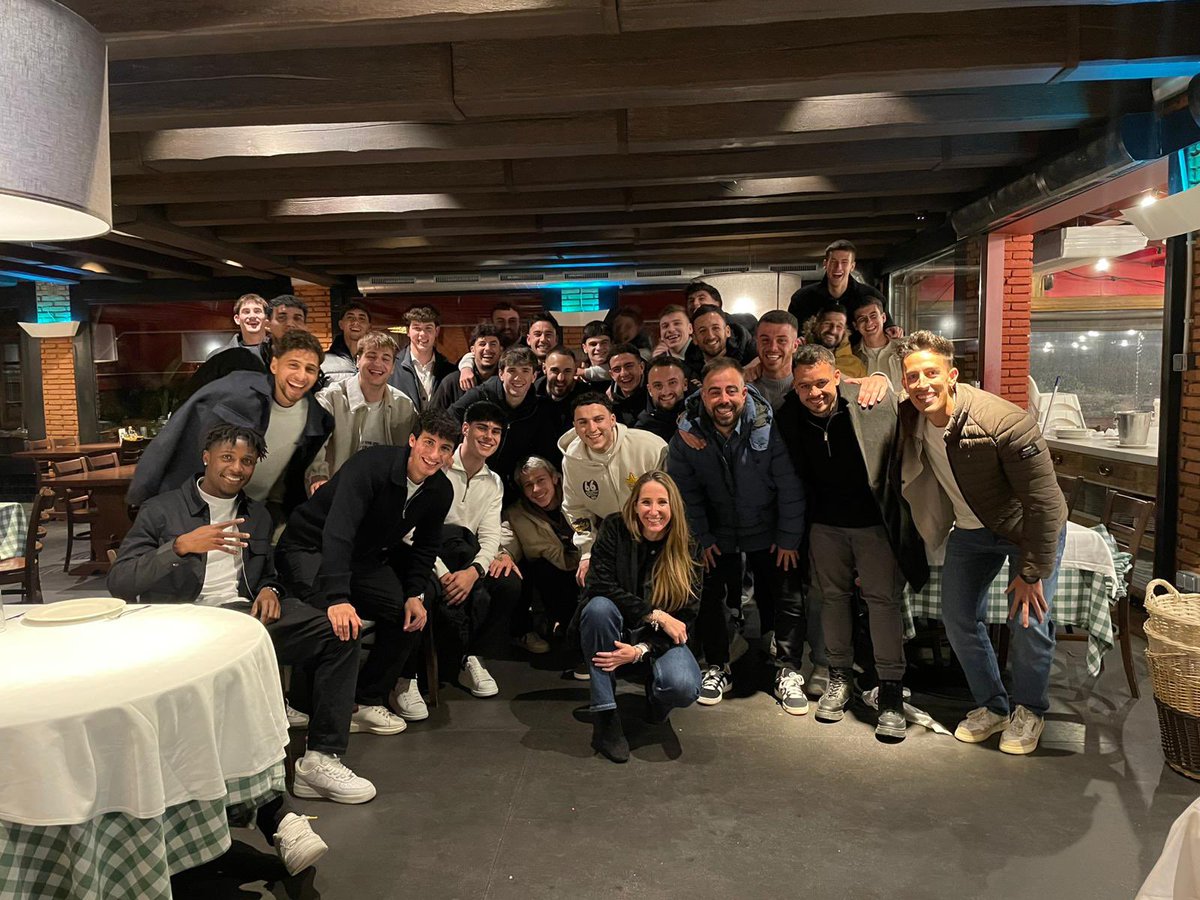 borjitis's tweet photo. Hoy termina mi etapa en @cerdanyolafc.

Gracias Santi. Por darme la oportunidad de poder compartir este viaje contigo.

Gracias Abel, Arnau, Karlos, Guillem, Sergio, Mireia y a todos los jugadores por el día a día y vuestra profesionalidad.

¡A por nuevos retos! https://t.co/EOXppUeejn