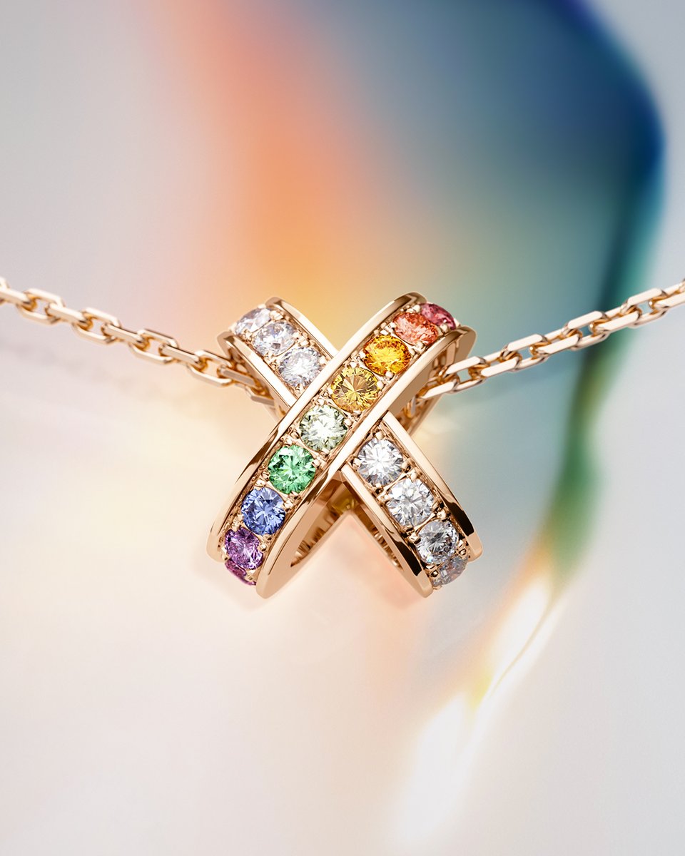 Chaumet's tweet image. Chaumet pays vibrant tribute to color, in all its diversity and profusion, by unveiling a Jeux de Liens pendant sparkling with the shades of the rainbow. A radiant new addition to the collection.
Garnet, spessartite garnet, mandarin garnet, tsavorite garnet, citrine, peridot,…