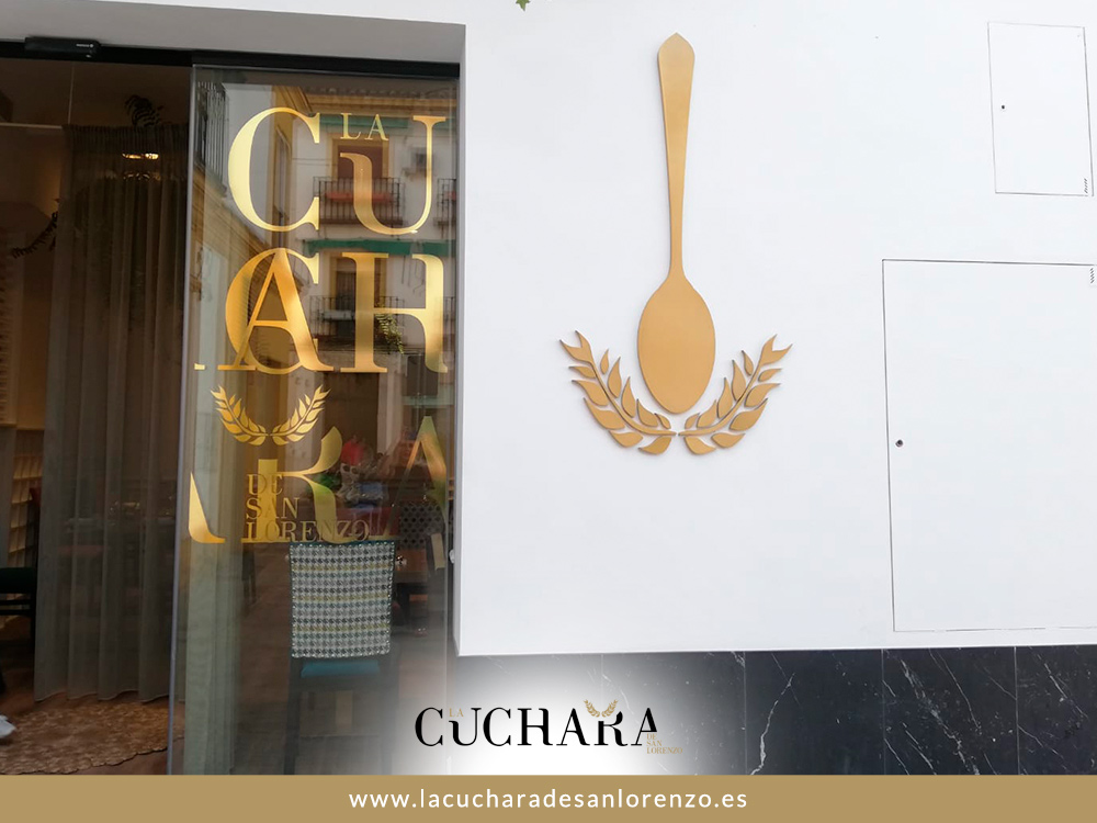 No fue un nombre cualquiera. La Cuchara de San Lorenzo nació de una admiración, de un barrio… y de un sueño.
¿Te imaginabas esta historia? ❤️

☎️ Llámanos al 𝟗𝟓𝟕 𝟒𝟕𝟕 𝟖𝟓𝟎 y que no te lo cuenten.

📍 C/ Arroyo de San Lorenzo, 2. Córdoba. España.