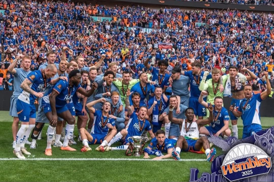 bardsleybutcher's tweet image. How and where do you order copies of Wembley photos from @OfficialOAFC site as I want a team celebration one from Sunday like this? #oafc 馃挋馃А