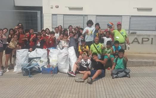 4 de juny de 2025
Uns 30 alumnes de 5è de primària de l’escola L’Escolapi de l’Escala han estat molt atents a la presentació del Salabret.
I després han evitat que 70-80 kg de brossa vagin anat a parar a mar.
Hem recollit 8 sacs ben plens pel voltant del centre.
Moltes gràcies.