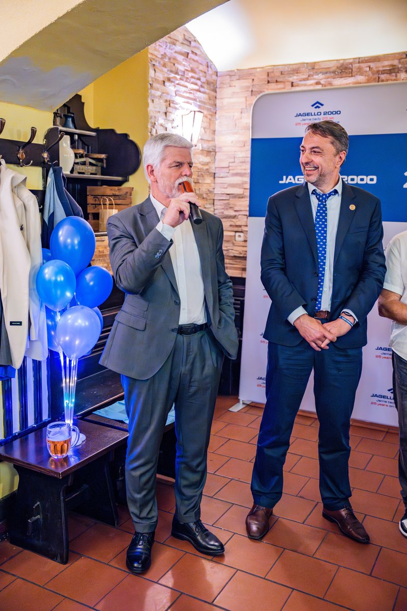 jagello2000's tweet image. Oslavili jsme 25 let. 🥳 Obklopeni těmi, se kterými jsme za tu dobu v různých podobách spolupracovali. 🤝
Když Jagello 2000 před čtvrtstoletím vzniklo, nikomu nenapadlo, co všechno dokážeme. Bez podpory a zapojení desítek partnerů by to ale nešlo. A co je na tom nejzajímavější?…