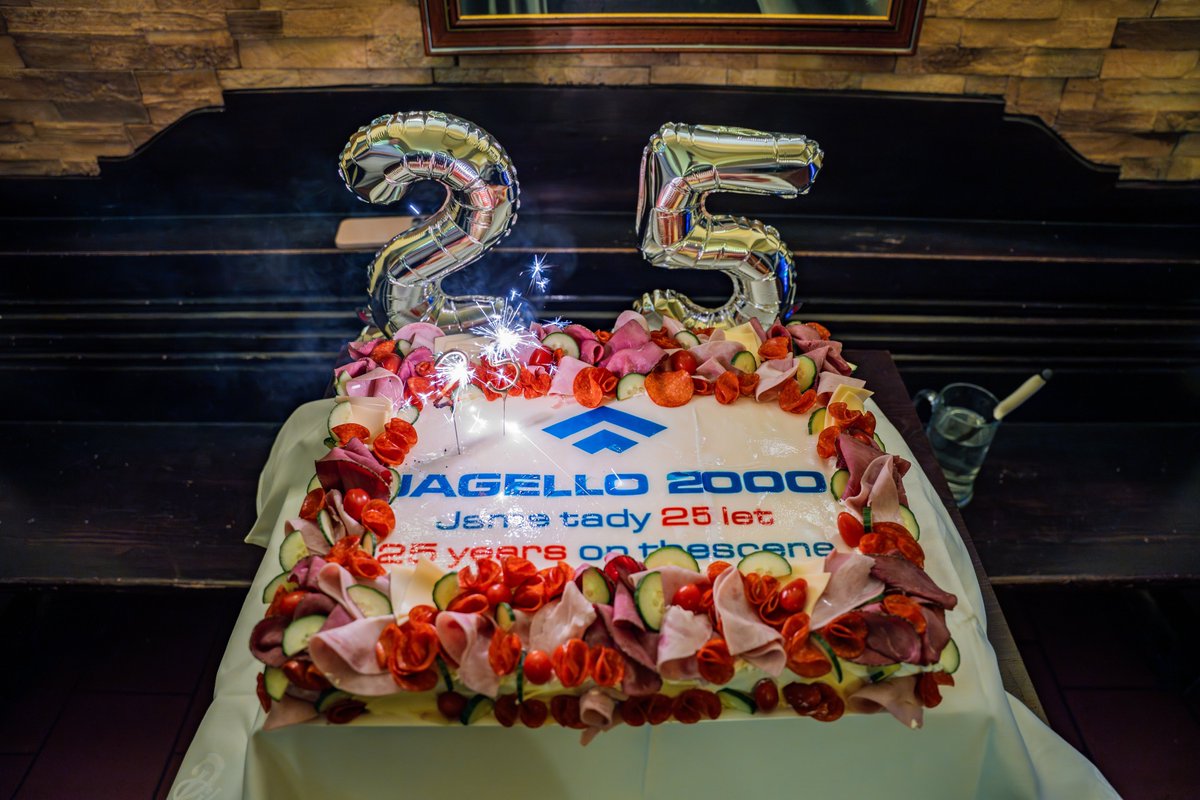 jagello2000's tweet image. Oslavili jsme 25 let. 🥳 Obklopeni těmi, se kterými jsme za tu dobu v různých podobách spolupracovali. 🤝
Když Jagello 2000 před čtvrtstoletím vzniklo, nikomu nenapadlo, co všechno dokážeme. Bez podpory a zapojení desítek partnerů by to ale nešlo. A co je na tom nejzajímavější?…