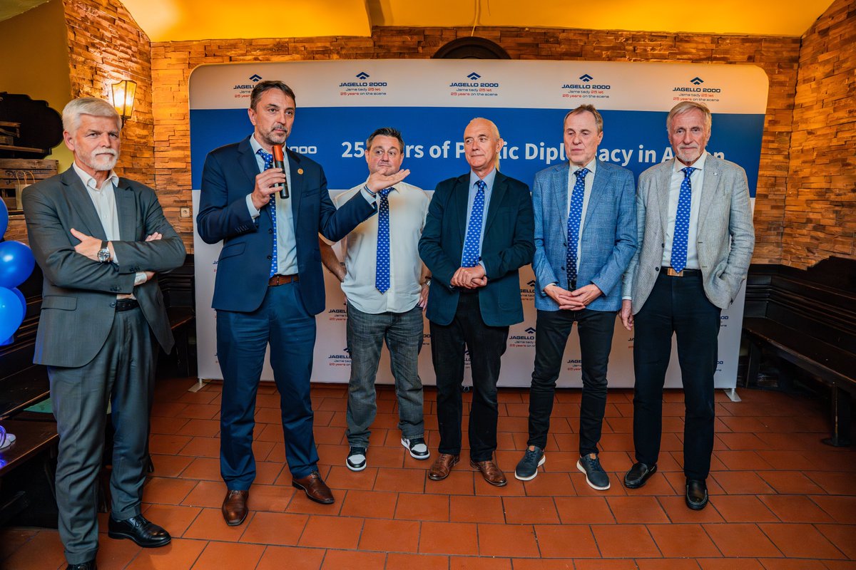 jagello2000's tweet image. Oslavili jsme 25 let. 🥳 Obklopeni těmi, se kterými jsme za tu dobu v různých podobách spolupracovali. 🤝
Když Jagello 2000 před čtvrtstoletím vzniklo, nikomu nenapadlo, co všechno dokážeme. Bez podpory a zapojení desítek partnerů by to ale nešlo. A co je na tom nejzajímavější?…