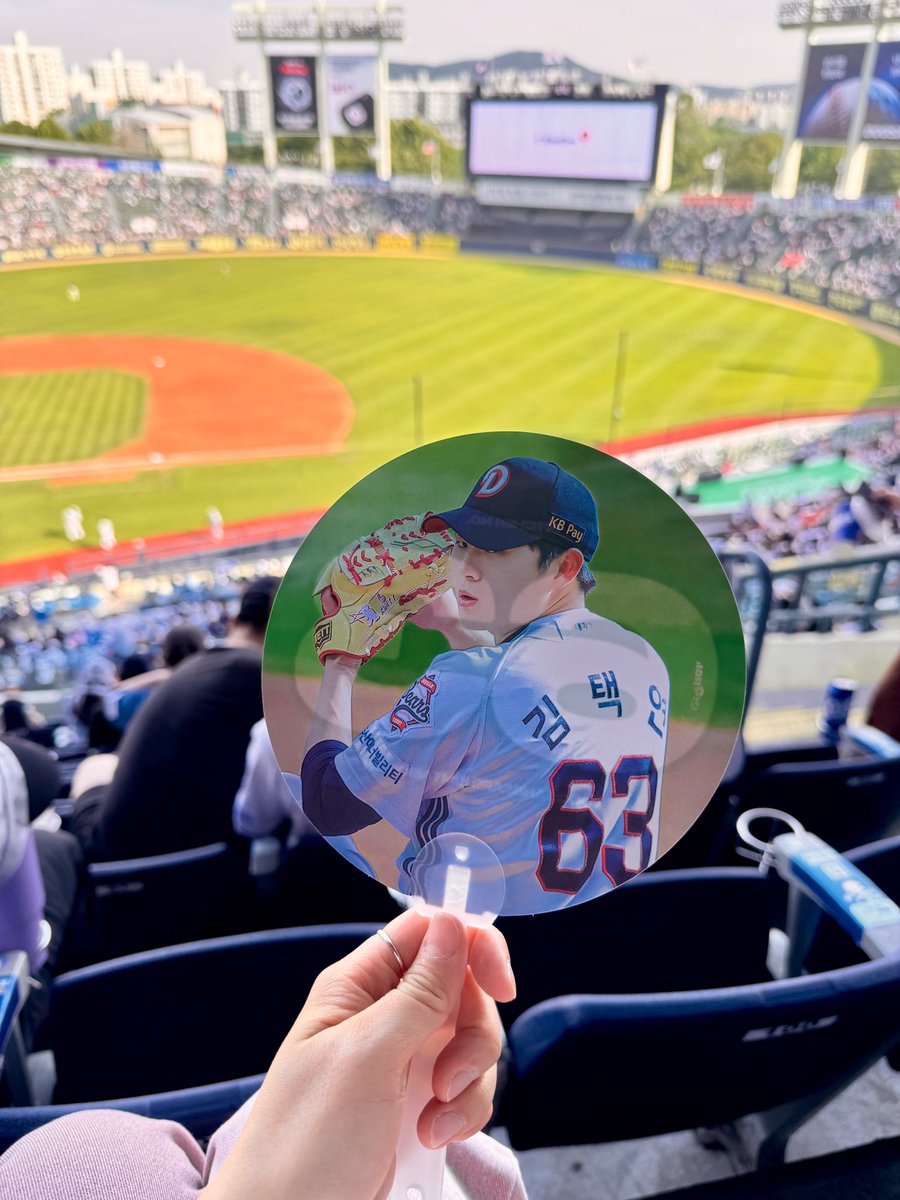 jjw_on's tweet image. 택연이 생일에 못받아서 오늘은 꼭 받고 싶었다✨ 너무 이쁜 부채! 더운 직관에 딱이네요! 
오늘 꼭 승요되자아♥️ @63higher