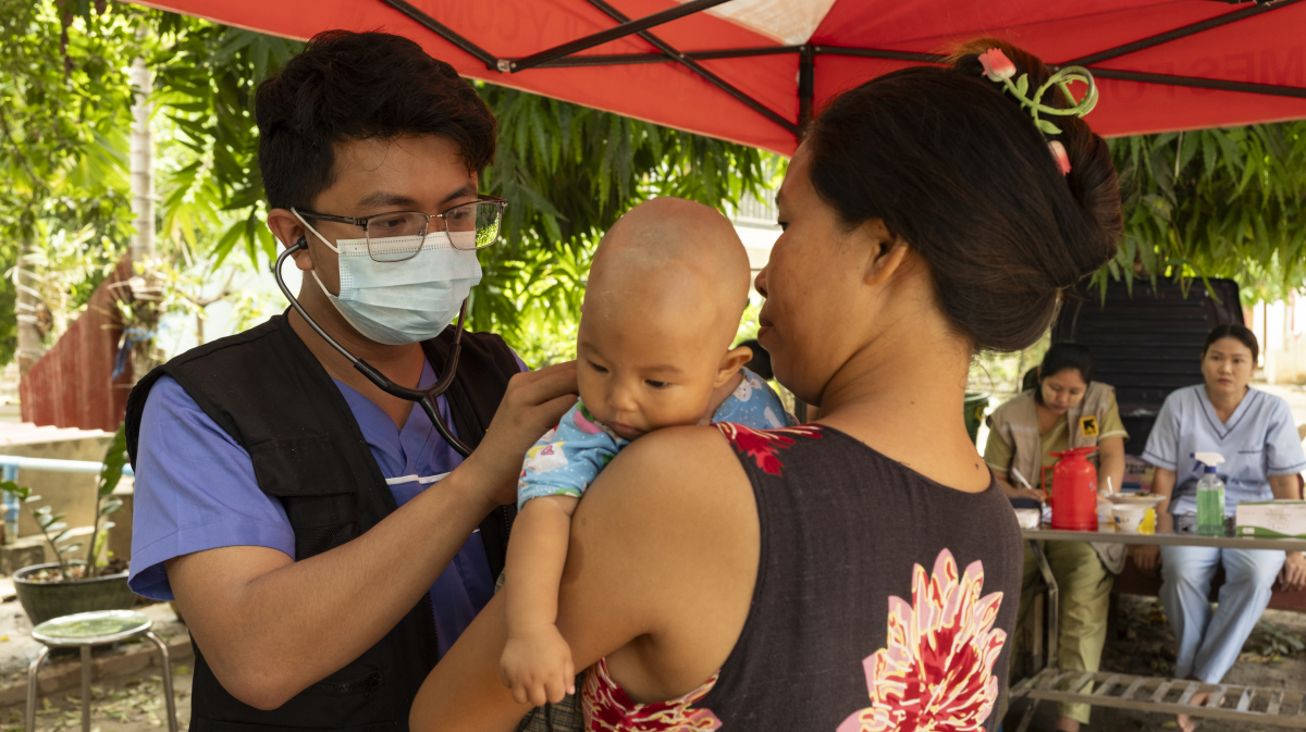decappeal's tweet image. Dr Thura Nyi Nyi treats a baby at a mobile health clinic set up for people impacted by the 7.7 magnitude earthquake that struck Myanmar on 28th March this year.
DEC charities are providing access to healthcare, food, water and shelter. You can help them do more. Please donate…