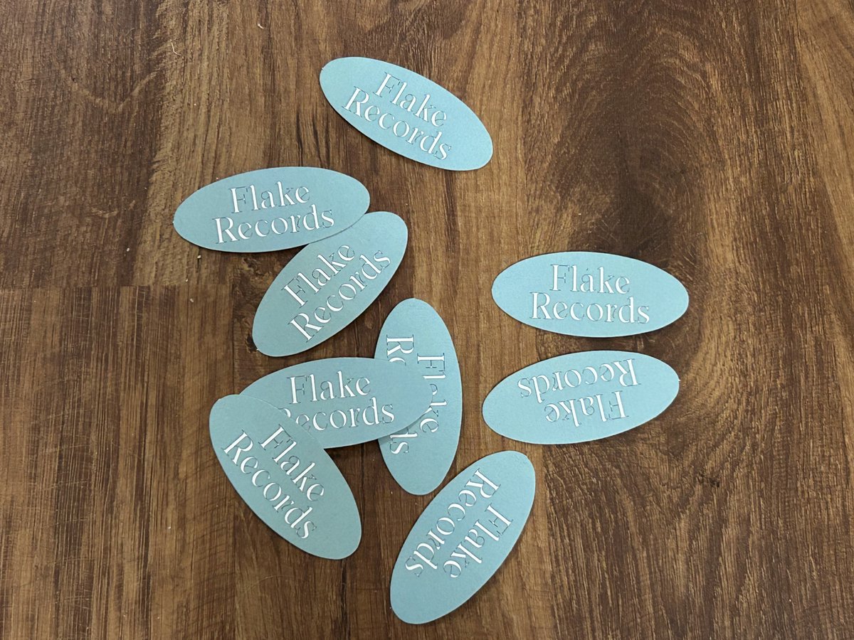 いつもアートワークが可愛い当店リリースのCharlotte is Mineのnanaが"Charlotte Works"として映像やデザインの仕事を立ち上げたのでTシャツデザインしてもらったのですが同時に購入者に無料配布してるステッカーもこれになっています！