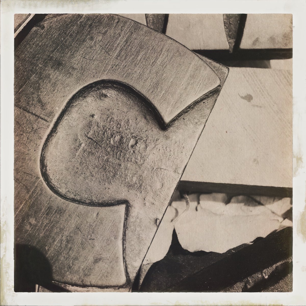 Lire, nous dit Derrida, lire "c’est devoir travailler à des fouilles géologiques ou archéologiques, sur des supports ou sous des surfaces, des peaux, vieilles ou nouvelles...de livres."

J. Derrida, Mal d’Archive, Paris, Galilée, 1995-2008.