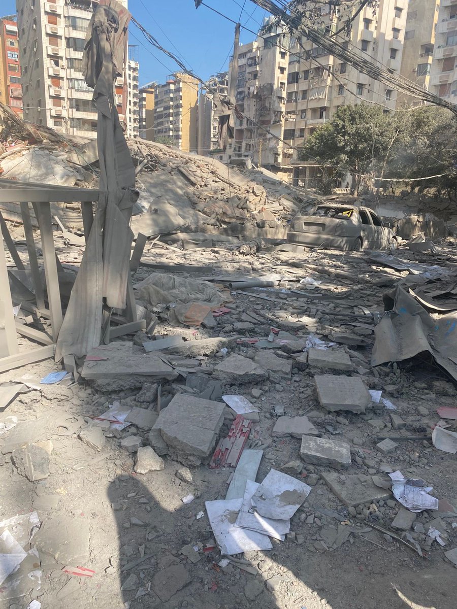 هو  إنذار لعدو ؟ 
لكنه  لاصحاب البيوت هو حياة تنزل تحت الارض، تصبح ذكرياتك ركاماً ، ترى الجدران التي حمتكَ يوماً تبحث عن من يحميها، تتهاوى الشرفات فتسقط معها كل أماني العمر مع قهوتها وبنِّ توقعاتها .
لا يعرف العدو معنى البيت واسراره ودفئه، لا تعترف نيران الطائرات الحربية بوجود